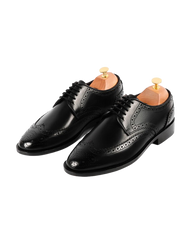 Medallion wingtip derby black crust