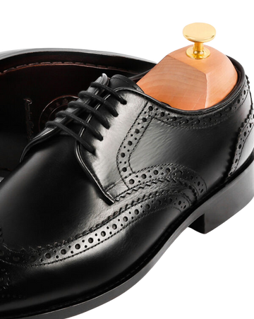 Medallion wingtip derby black crust