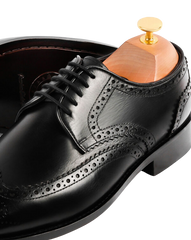 Medallion wingtip derby black crust